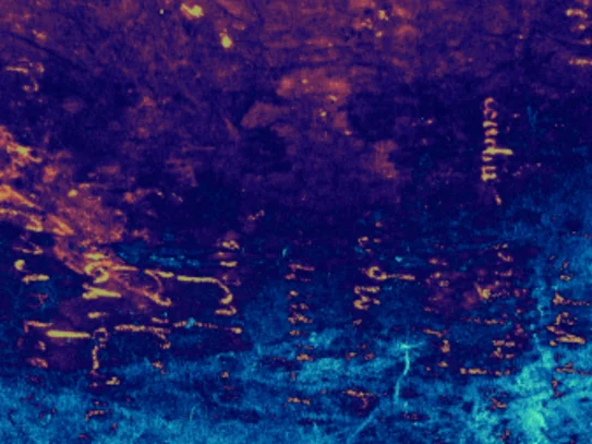 MSI Aufnahme von überschriebenem Text Farbiges Bild in Lila, Blau und Gelb, mit gelber Schrift hervorgehoben an bestimmten Stellen