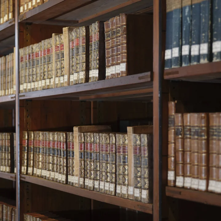 Blick in den Heyne-Saal Historische Bücher in Bücherregalen im Heyne-Saal der SUB Göttingen