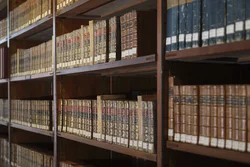 Historische Bücher in Bücherregalen im Heyne-Saal der SUB Göttingen