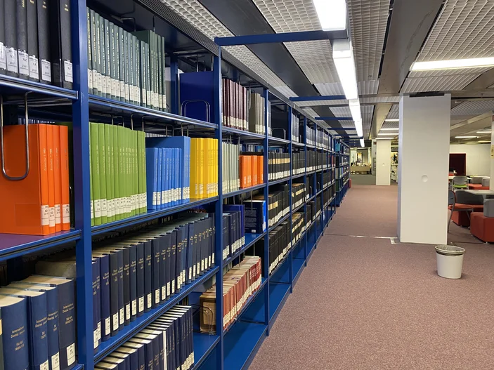 Bücherregal in der Medizinbibliothek