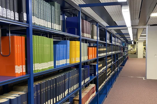 Bücherregal in der Medizinbibliothek