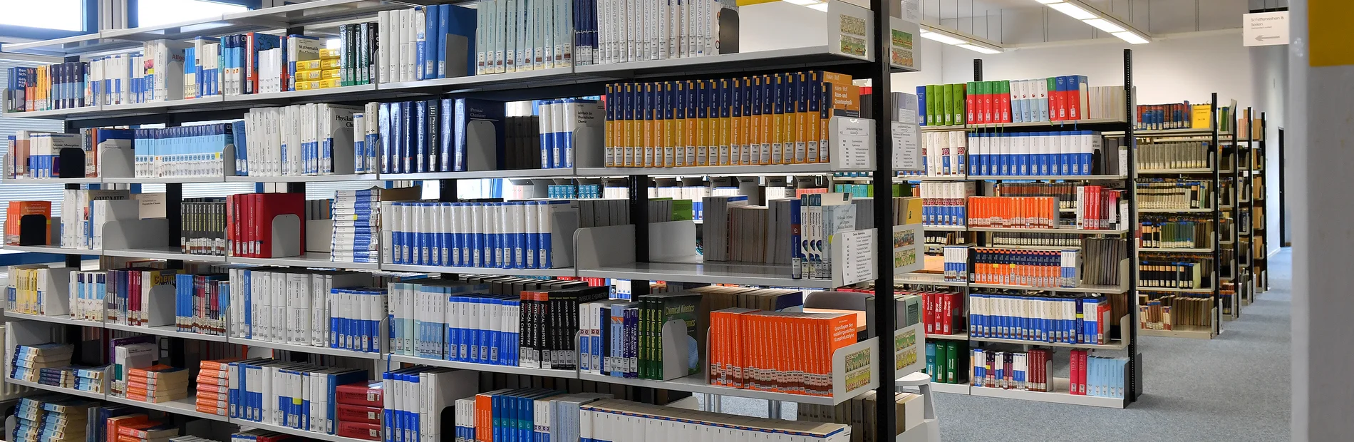 Bücherregale in der Bereichsbibliothek Physik