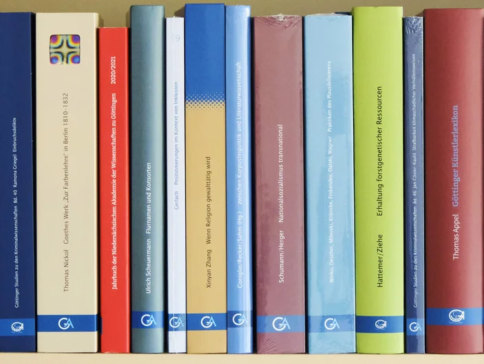 Bücherrücken des Univerlages