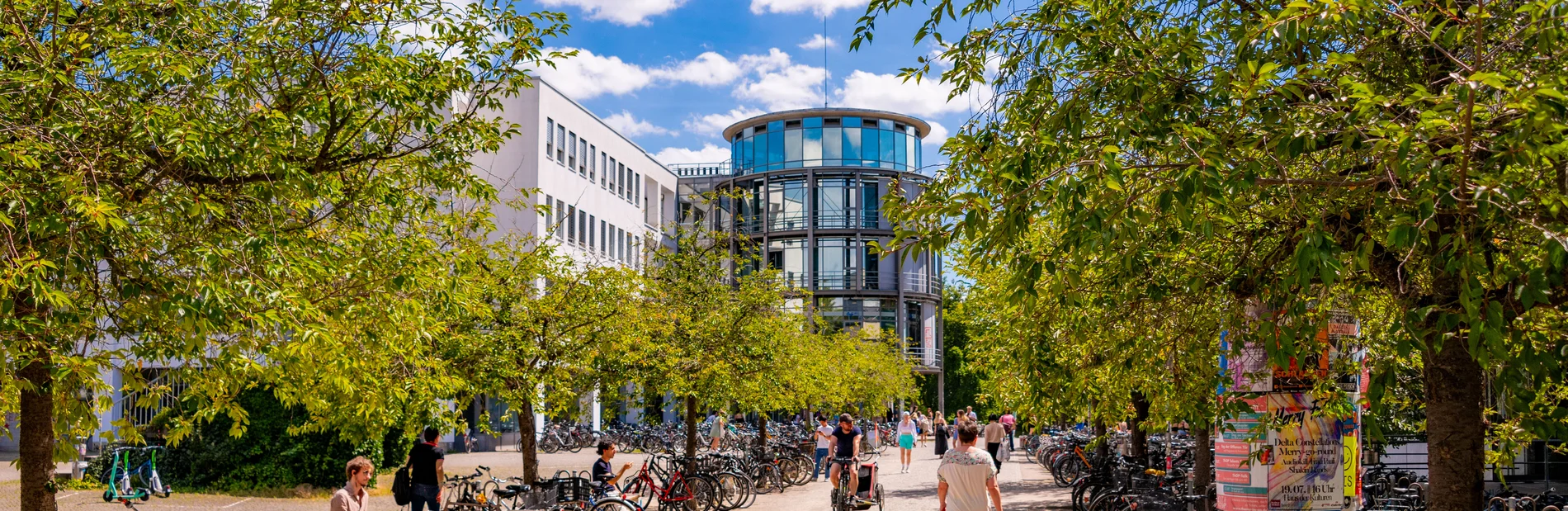 Blick auf die Zentralbibliothek im Sommer