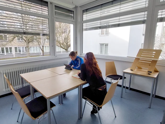 Studierende im Gruppenraum Bibliothek Waldweg