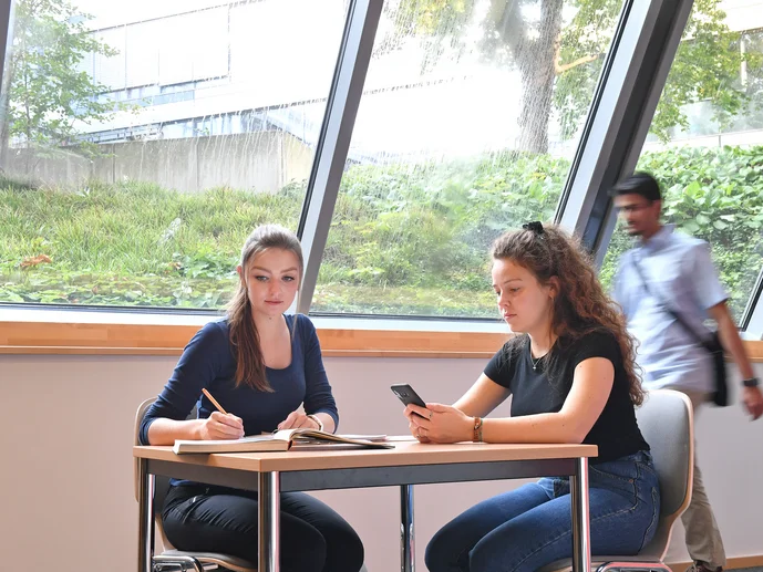 Studierende an einem Gruppenarbeitsplatz in der Bereichsbibliothek Wirtschafts- und Sozialwissenschaften