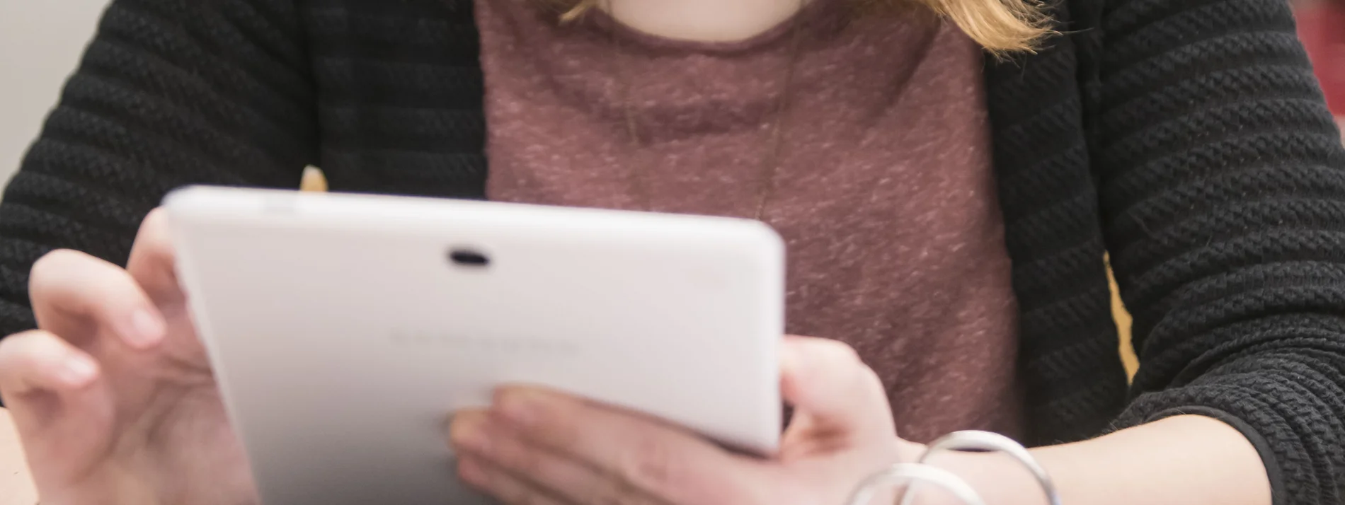 Eine junge Frau arbeitet am Tablet