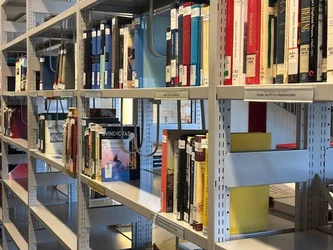 Im Regal stehen mehrere Semesterapparate