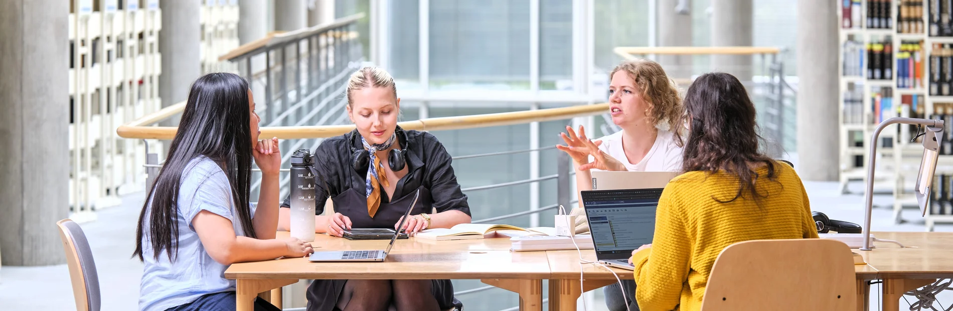 Vier Studentinnen lernen in der Zentralbibliothek