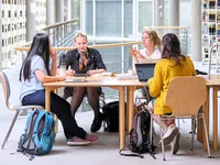 Vier Studentinnen lernen in der Zentralbibliothek