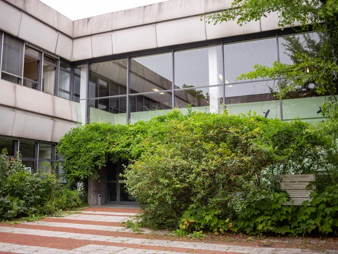Eingang zur Bereichsbibliothek Forstwissenschaften