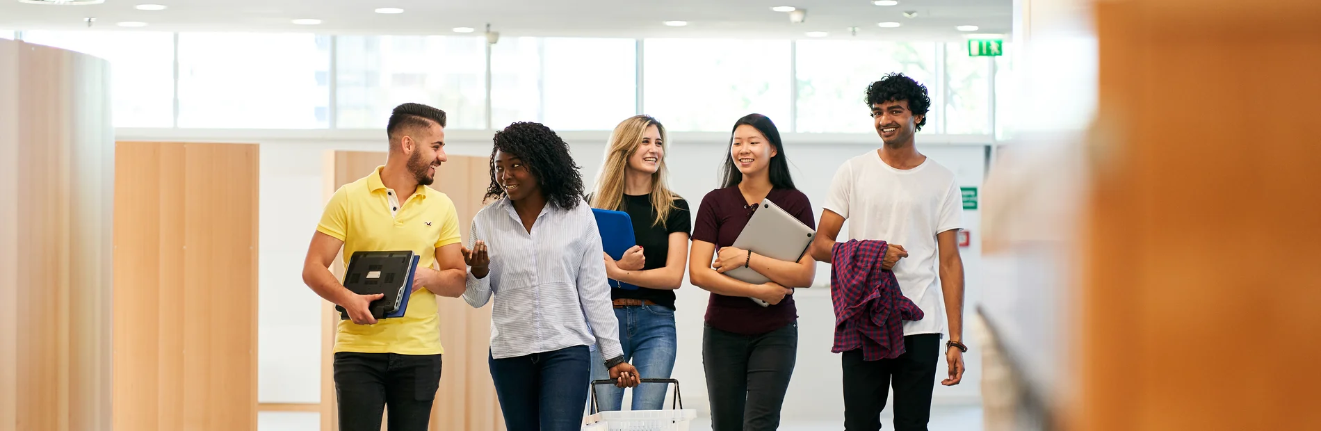 Sechs Personen gehen in der Zentralbibliothek