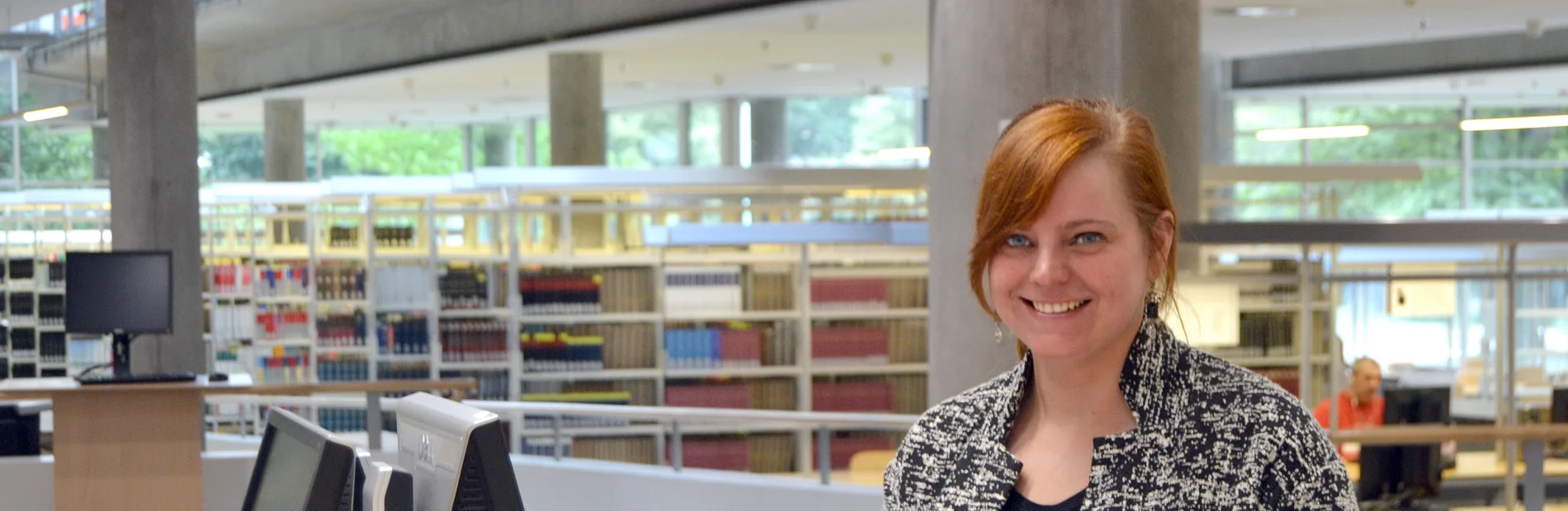 Eine junge Frau scannt ein Buch