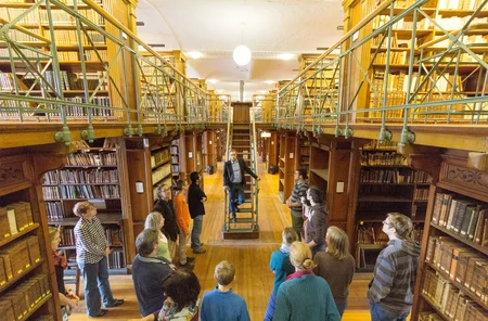 Führung im Heyne-Saal Gruppe von Menschen bei einer Führung im Historischen Bibliothekssaal