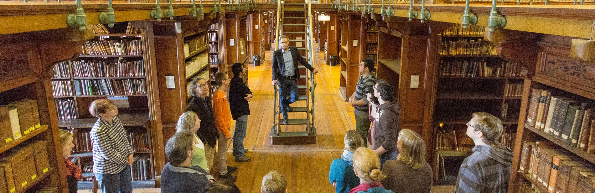 Gruppe von Menschen bei einer Führung im Historischen Bibliothekssaal
