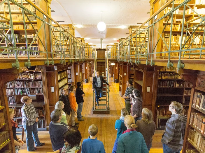 Führung im Heyne-Saal Gruppe von Menschen bei einer Führung im Historischen Bibliothekssaal