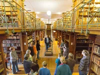 Gruppe von Menschen bei einer Führung im Historischen Bibliothekssaal