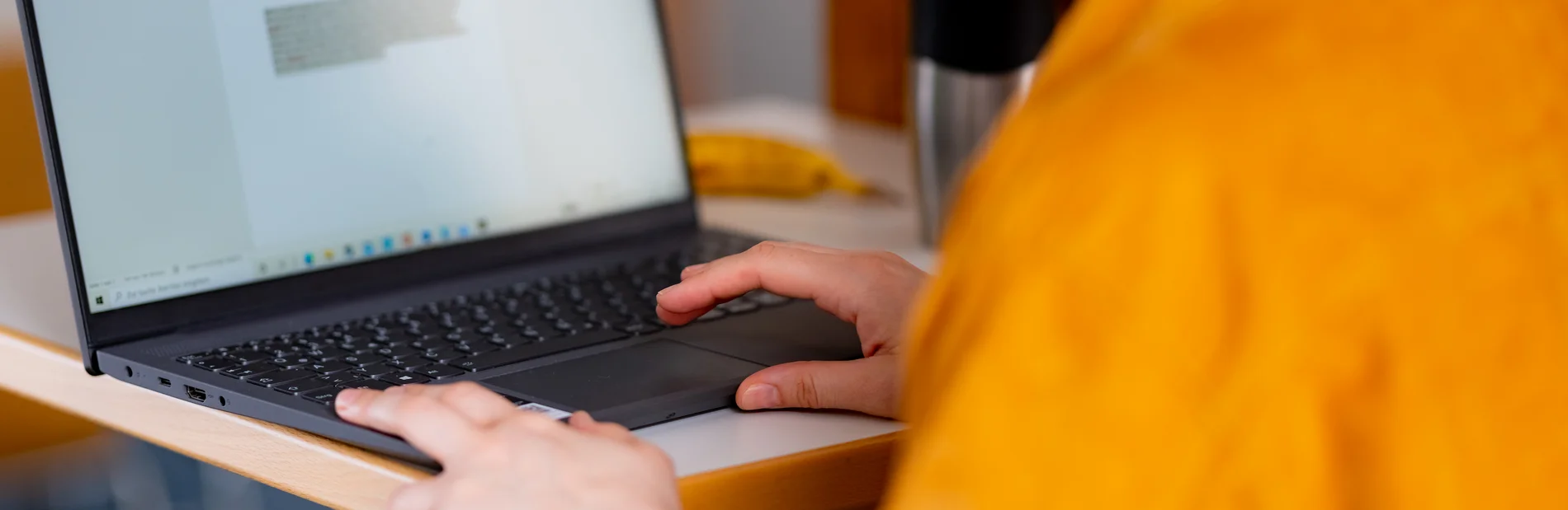 Blick auf den Laptopbildschirm einer Person