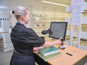 Studentin bedient den Selbstverbucher