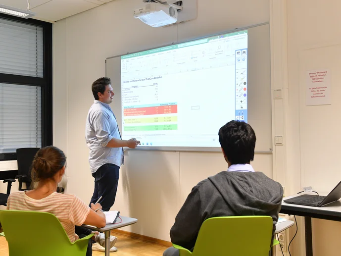 Studierende im Multimediaraum