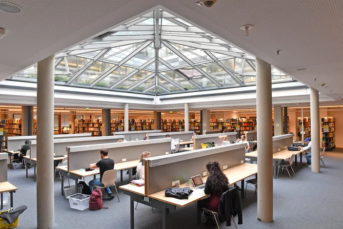 Glasdach in der Bereichsbibliothek Wirtschafts- und Sozialwissenschaften der SUB Göttingen