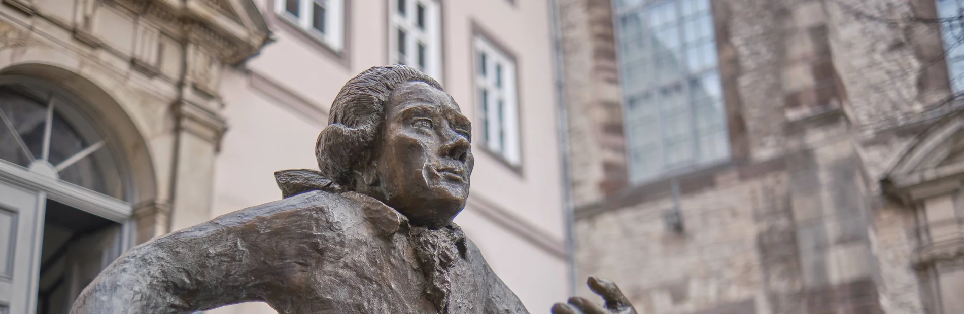 Lichtenberg-Skulptur im Lichtenberghof des Historischen Gebäudes Skulptur von Georg Christoph Lichtenberg vor dem Historischen Gebäude der SUB Göttingen