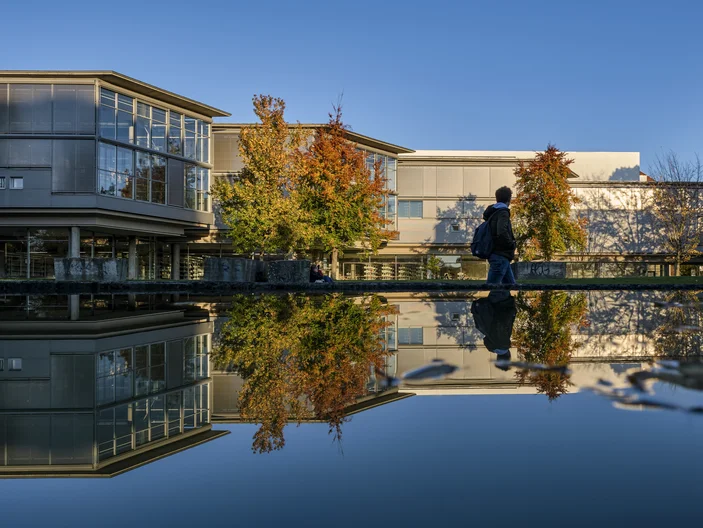 Die Zentralbibliothek spiegelt sich im Wasser im Herbst