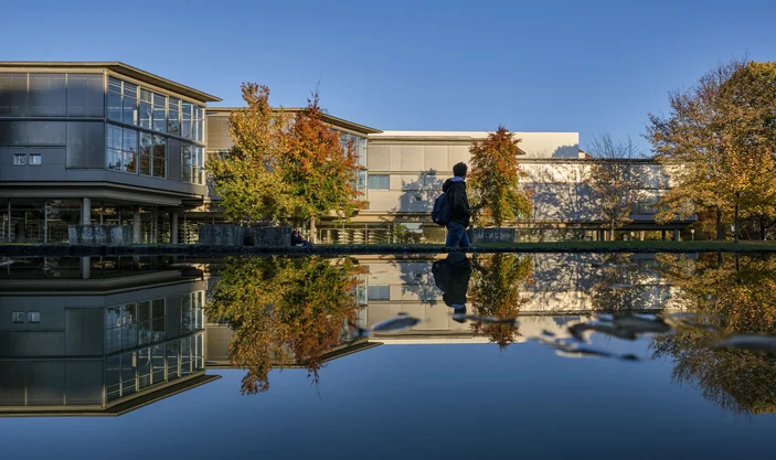Die Zentralbibliothek spiegelt sich im Wasser im Herbst