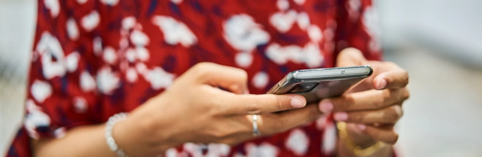 Eine Person tippt etwas in ihr Smartphone