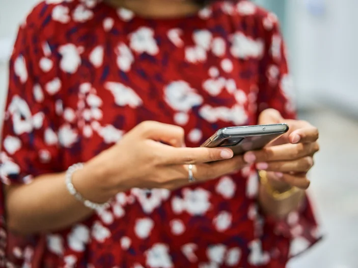 Eine Person tippt etwas in ihr Smartphone