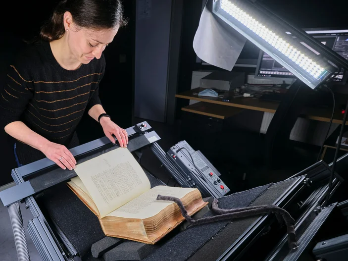 Digitalisierung eines Buches auf einem Buchscanner