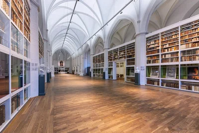 Innenraum der Paulinerkirche Innenansicht der Paulinerkirche mit Bücherregalen
