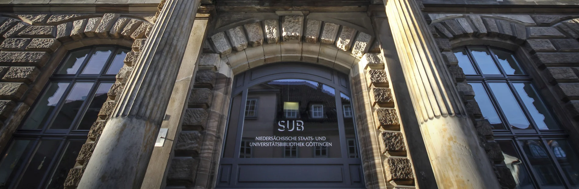 Historisches Gebäude der SUB Göttingen Eingang Prinzenstraße