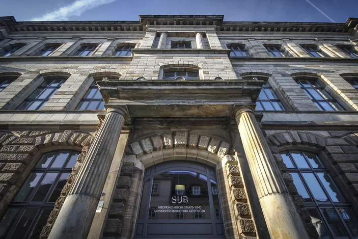 Historisches Gebäude der SUB Göttingen Eingang Prinzenstraße