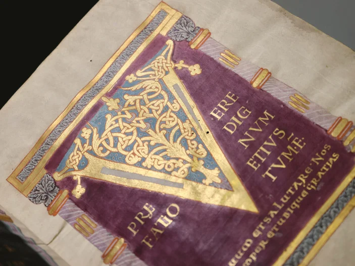 Fuldaer Sakramentar Seite einer mittelalterlichen Handschrift mit rotem Hintergrund und goldener, verzierter V-Initiale