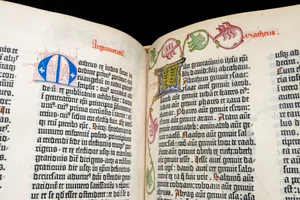 Ausschnitt aus der Göttinger Gutenbergbibel Obere Seite einer aufgeschlagenen Gutenberg-Bibel, jede Seite verziert mit einer Initiale