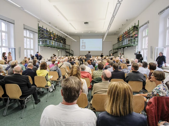 Innenansicht des Hessel-Saals mit vielen Besucher*innen