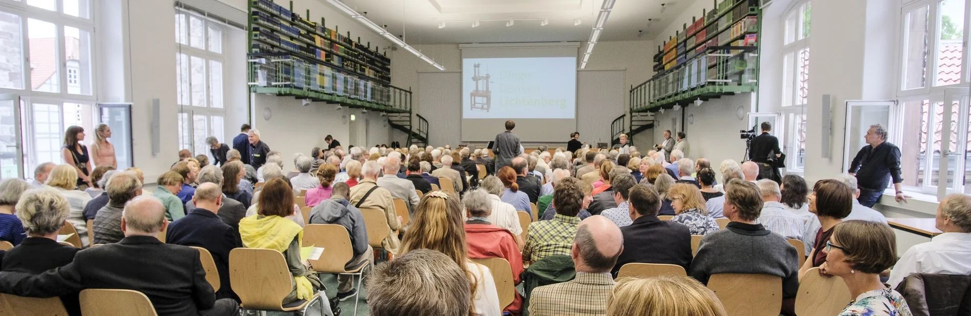 Innenansicht des Hessel-Saals mit vielen Besucher*innen