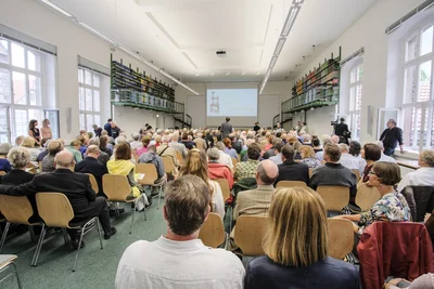 Hessel-Saal Innenansicht des Hessel-Saals mit vielen Besucher*innen