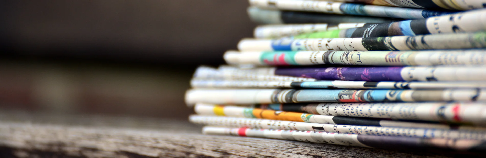 Ein Stapel Zeitungen