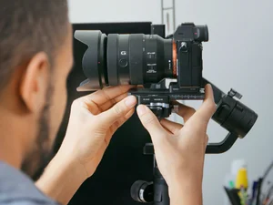 Eine Person nimmt Einstellungen an einer Kamera vor