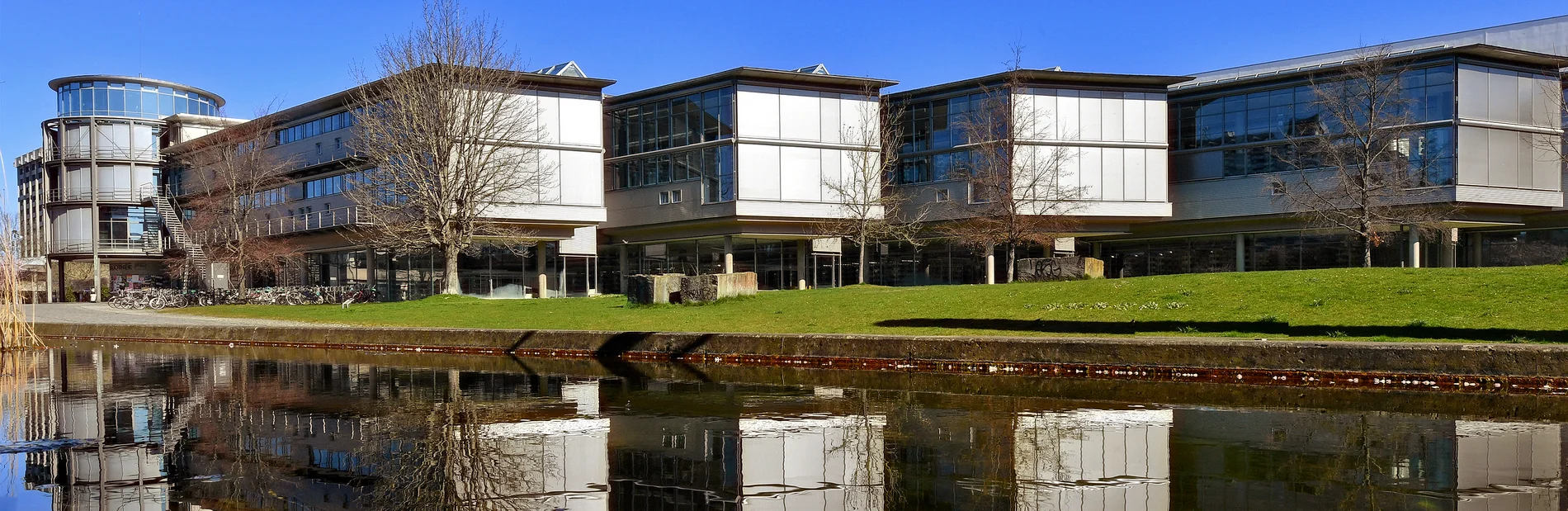 Panorama der Zentralbibliothek mit Spiegelung im Wasser