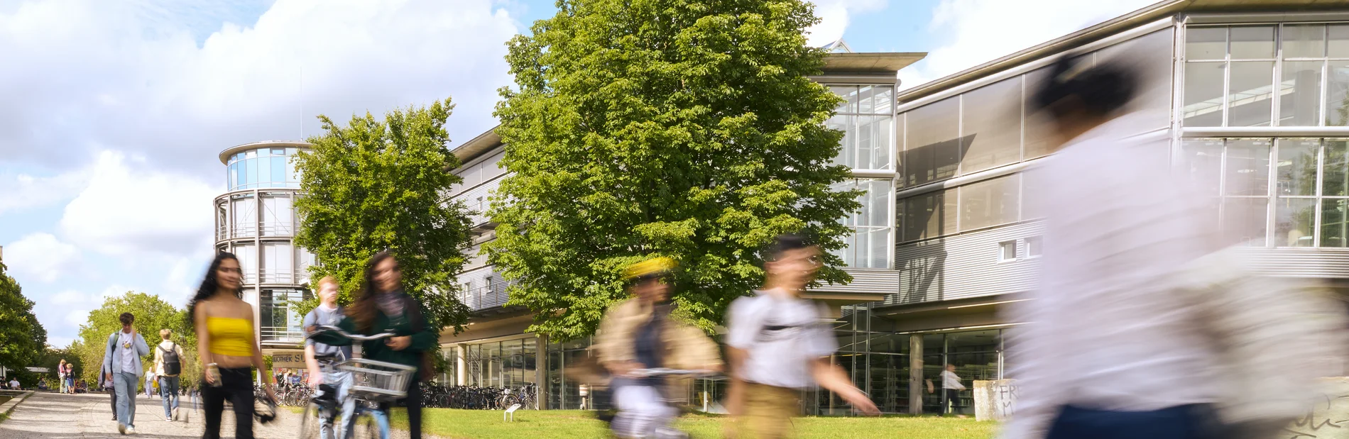 Unscharfe Personen auf dem Weg vor der Zentralbibliothek