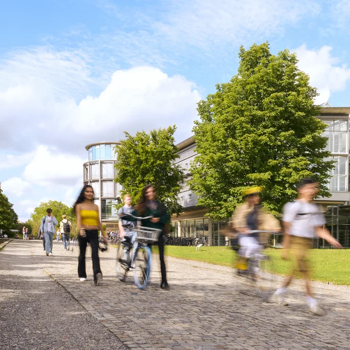 Unscharfe Personen auf dem Weg vor der Zentralbibliothek