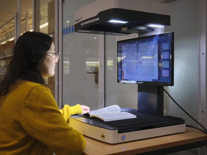 Studierende benutzt einen Buchscanner