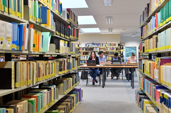 Lernende in der Bibliothek Waldweg