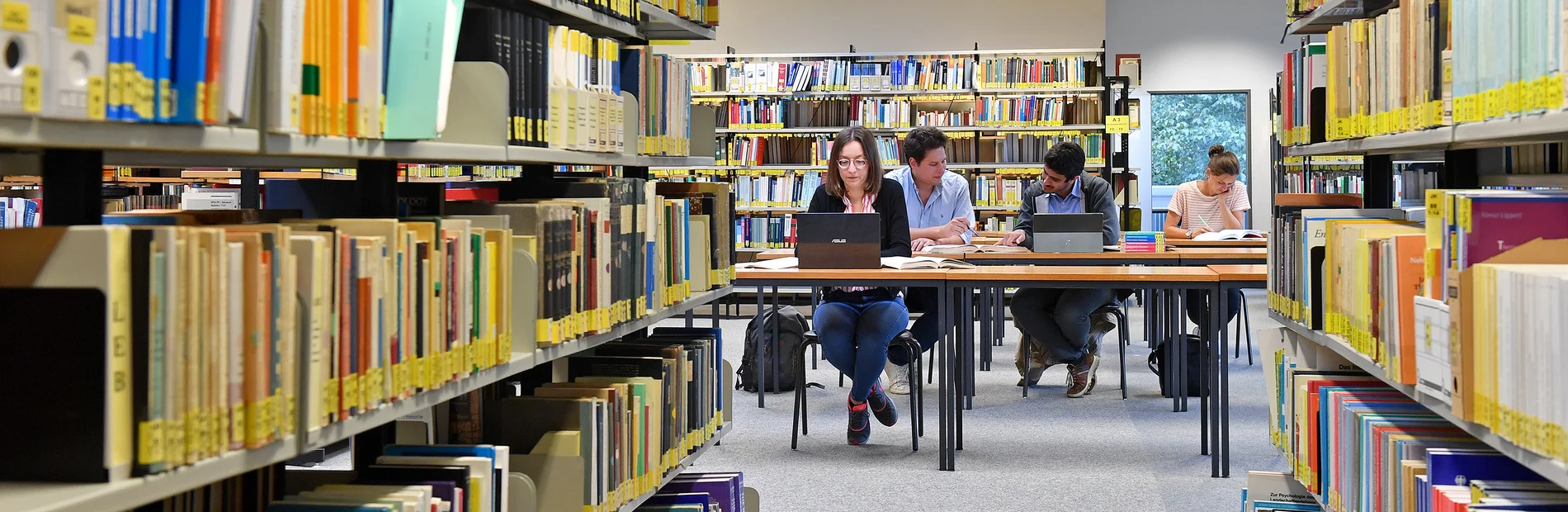 Lernende in der Bibliothek Waldweg